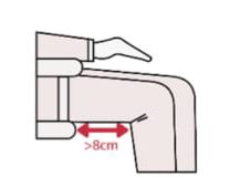 Más de 8 cm entre borde y pierna